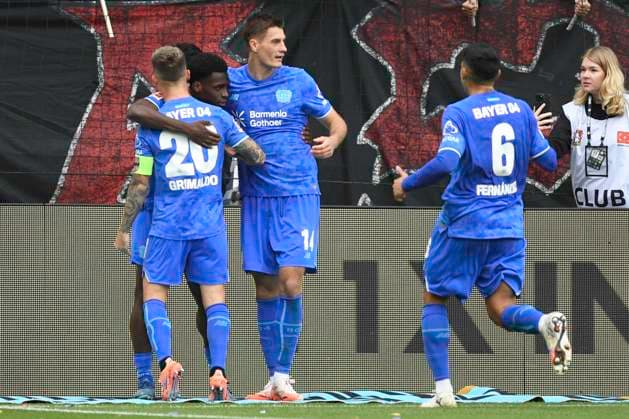 GER; 1 FBL, FC St. Pauli vs Bayer 04 Leverkusen 27.09.2025, Millerntorstadion, Hamburg, GER; 1. FBL, FC St. Pauli vs Bayer 04 Leverkusen im Bild Ernest Poku (Leverkusen 19) schiesst das Tor zum 2-1 fuer Leverkusen und jubelt mit der Mannschaft