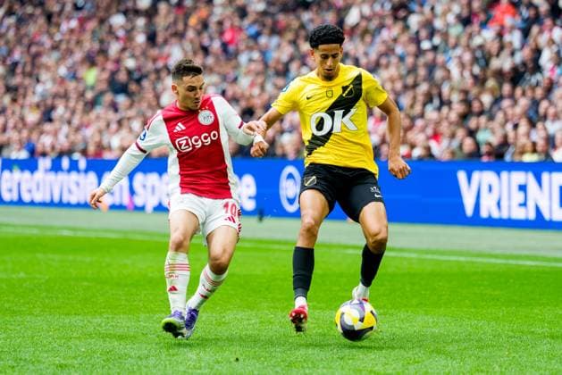 AMSTERDAM, 27-09-2025, Johan Cruijff ArenA , season 2025 2026 , Dutch Eredivisie Football . Match between Ajax and NAC Breda , Picture shows Ajax player Oscar Gloukh and NAC Breda player Mohamed Nassoh Ajax - NAC  x31221488x Copyright: