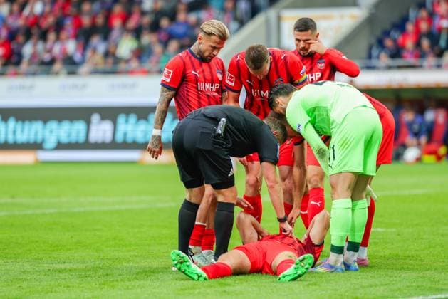 Team (1.FC Heidenheim) kümmern sich um den liegen gebliebenen Tim Siersleben (4, 1.FC Heidenheim) beim Spiel zwischen 1.FC Heidenheim v FC Augsburg, Fußball, Herren, Bundesliga, 2025 2026, 5.Spieltag am 27.09.2025 in Heidenheim an der Brenz, Voith-Arena. DFL and DFB regulations prohibit any use of photographs as image sequences and or quasi-video. Baden-Württemberg Deutschland