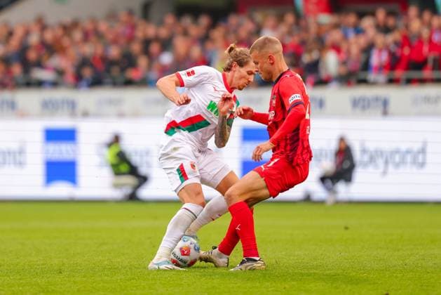 Kristijan Jakic (17, FC Augsburg) und Adrian Beck (21, 1.FC Heidenheim) beim Spiel zwischen 1.FC Heidenheim v FC Augsburg, Fußball, Herren, Bundesliga, 2025 2026, 5.Spieltag am 27.09.2025 in Heidenheim an der Brenz, Voith-Arena. DFL and DFB regulations prohibit any use of photographs as image sequences and or quasi-video. Baden-Württemberg Deutschland