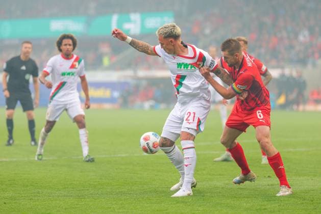 Phillip Tietz (21, FC Augsburg) und Patrick Mainka (6, 1.FC Heidenheim) beim Spiel zwischen 1.FC Heidenheim v FC Augsburg, Fußball, Herren, Bundesliga, 2025 2026, 5.Spieltag am 27.09.2025 in Heidenheim an der Brenz, Voith-Arena. DFL and DFB regulations prohibit any use of photographs as image sequences and or quasi-video. Baden-Württemberg Deutschland