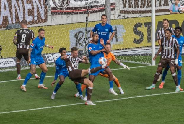 FC St Pauli vs Bayer Leverkusen 1:2 27.09.2025 Millerntor Stadion, BundesLigaspiel, 1. Bundesliga, FC St Pauli vs Bayer Leverkusen 1:2 im Bild: Nach einer Eck für den FC St Pauli gibt es Unruhe im Leverkusener Strafraum! Loic Bade und Torhüter Mark Flekken Bayer Leverkusen bekommen den Ball nicht unter Kontrolle Das nutzt Hauke Wahl FC St Pauli und zieht den Ball über die Schulter zum 1:1 für den FC St Pauli Â