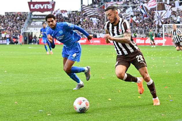 GER; 1 FBL, FC St. Pauli vs Bayer 04 Leverkusen 27.09.2025, Millerntorstadion, Hamburg, GER; 1. FBL, FC St. Pauli vs Bayer 04 Leverkusen im Bild Jarell Quansah (Leverkusen 04) versucht sich gegen Mathias Pereira Lage (Pauli 28) durchzusetzen