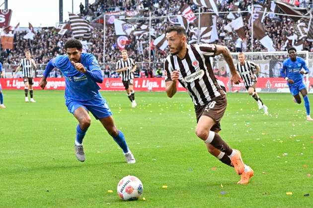 GER; 1 FBL, FC St. Pauli vs Bayer 04 Leverkusen 27.09.2025, Millerntorstadion, Hamburg, GER; 1. FBL, FC St. Pauli vs Bayer 04 Leverkusen im Bild Jarell Quansah (Leverkusen 04) versucht sich gegen Mathias Pereira Lage (Pauli 28) durchzusetzen