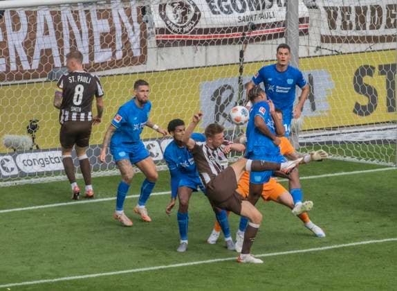 FC St Pauli vs Bayer Leverkusen 1:2 27.09.2025 Millerntor Stadion, BundesLigaspiel, 1. Bundesliga, FC St Pauli vs Bayer Leverkusen 1:2 im Bild: Nach einer Eck für den FC St Pauli gibt es Unruhe im Leverkusener Strafraum! Loic Bade und Torhüter Mark Flekken Bayer Leverkusen bekommen den Ball nicht unter Kontrolle Das nutzt Hauke Wahl FC St Pauli und zieht den Ball über die Schulter zum 1:1 für den FC St Pauli Â