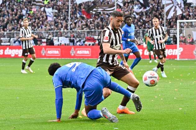 GER; 1 FBL, FC St. Pauli vs Bayer 04 Leverkusen 27.09.2025, Millerntorstadion, Hamburg, GER; 1. FBL, FC St. Pauli vs Bayer 04 Leverkusen im Bild Jarell Quansah (Leverkusen 04) versucht sich gegen Mathias Pereira Lage (Pauli 28) durchzusetzen
