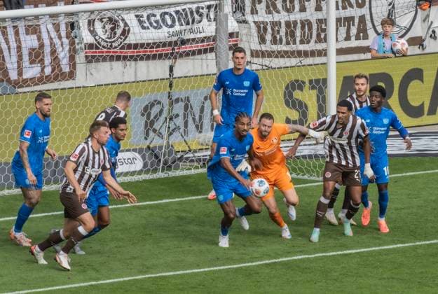 FC St Pauli vs Bayer Leverkusen 1:2 27.09.2025 Millerntor Stadion, BundesLigaspiel, 1. Bundesliga, FC St Pauli vs Bayer Leverkusen 1:2 im Bild: Nach einer Eck für den FC St Pauli gibt es Unruhe im Leverkusener Strafraum! Loic Bade und Torhüter Mark Flekken Bayer Leverkusen bekommen den Ball nicht unter KOntrolle Â