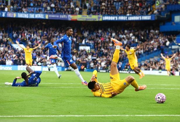 Diego Gomez of Brighton & Hove Albion is fouled by Trevoh Chalobah of Chelsea - red card given Chelsea v Brighton and Hove Albion, Premier League, Football, Stamford Bridge, London, UK - 27 Sep 2025London Stamford Bridge United Kingdom EDITORIAL USE ONLY No use with unauthorised audio, video, data, fixture lists, club league logos or live services. Online in-match use limited to 120 images, no video emulation. No use in betting, games or single club league player publications. Copyright: xMichaelxZemanek Shutterstockx 15503910z