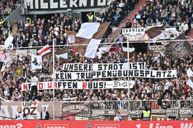 GER; 1 FBL, FC St. Pauli vs Bayer 04 Leverkusen 27.09.2025, Millerntorstadion, Hamburg, GER; 1. FBL, FC St. Pauli vs Bayer 04 Leverkusen im Bild Feature die Fans von Pauli zeigen Plakate