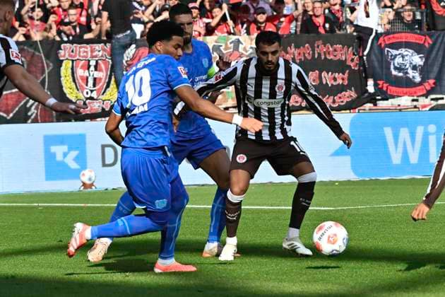 GER; 1 FBL, FC St. Pauli vs Bayer 04 Leverkusen 27.09.2025, Millerntorstadion, Hamburg, GER; 1. FBL, FC St. Pauli vs Bayer 04 Leverkusen im Bild Danel Sinani (Pauli 10) versucht sich Malik Tillman (Leverkusen 10) durchzusetzen