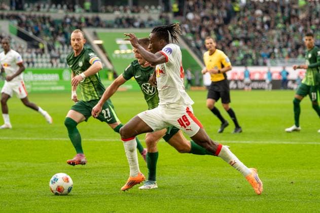 Deutschland: Fussball 1. Bundesliga, 6. Spieltag 2025 2026, VfL Wolfsburg-RB Leipzig am 27.09.2025 in Wolfsburg (Volkswagen-Arena): Yan Diomande (RB Leipzig 49) im Zweikampf mit Kilian Fischer (VfL Wolfsburg 2) Copyright: xSvenxHeidmannx