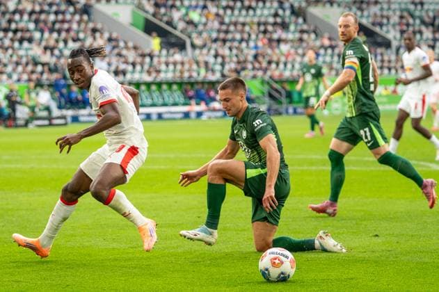 Deutschland: Fussball 1. Bundesliga, 6. Spieltag 2025 2026, VfL Wolfsburg-RB Leipzig am 27.09.2025 in Wolfsburg (Volkswagen-Arena): Yan Diomande (RB Leipzig 49) im Zweikampf mit Kilian Fischer (VfL Wolfsburg 2) Copyright: xSvenxHeidmannx