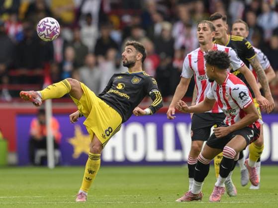 Brentford, London, England, September 27, 2025: Manchester United, ManU s Bruno Fernandes (left) under pressure during the Premier League match between Brentford F.C. and Manchester United F.C. at the Gtech Community Stadium in Brentford, London, England. (Photo by David Horton Sports Press Photo) Copyright: xDavidxHorton SportsxPressxPhotox Sportspressphoto_SPR33096