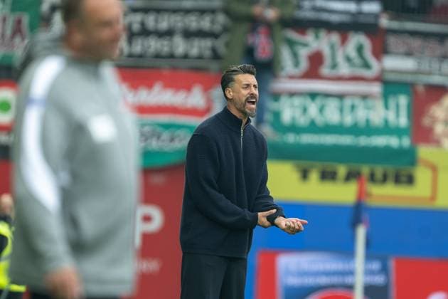 Sandro Wagner (FC Augsburg, Chef-Trainer), ist enttäuscht enttaeuscht, unzufrieden, GER, 1. FC Heidenheim vs. FC Augsburg, Fussball, Bundesliga, 5. Spieltag, Spielzeit 2025 2026, 27.09.2025, DFL DFB REGULATIONS PROHIBIT ANY USE OF PHOTOGRAPHS AS IMAGE SEQUENCES AND OR QUASI-VIDEO, GER, 1. FC Heidenheim vs. FC Augsburg, Fussball, Bundesliga, 5. Spieltag, Spielzeit 2025 2026, 27.09.2025 Heidenheim Copyright: xEibner-Pressefotox EP_EER