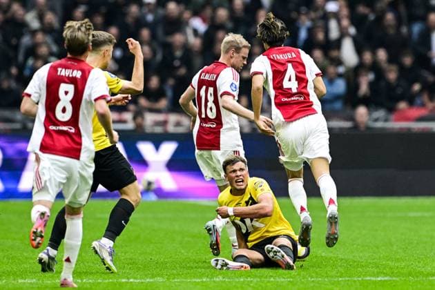 AMSTERDAM - (l-r) Davy Klaassen of Ajax, Sydney van Hooijdonk of NAC Breda, Ko Itakura of Ajax during the Dutch Eredivisie match between AFC Ajax and NAC Breda at the Johan Cruijff ArenA on September 27, 2025, in Amsterdam, Netherlands. ANP OLAF KRAAK Eredivisie 2025 26 xVIxANPxSportx xxANPxIVx 537622902 originalFilename: 537622902.jpg