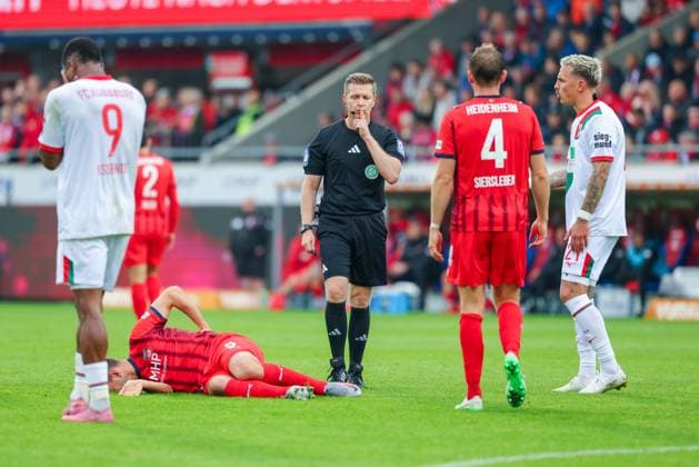 Tobias Welz (Schiedsrichter) ermahnt Phillip Tietz (21, FC Augsburg) zur Ruhe beim Spiel zwischen 1.FC Heidenheim v FC Augsburg, Fußball, Herren, Bundesliga, 2025 2026, 5.Spieltag am 27.09.2025 in Heidenheim an der Brenz, Voith-Arena. DFL and DFB regulations prohibit any use of photographs as image sequences and or quasi-video. Baden-Württemberg Deutschland
