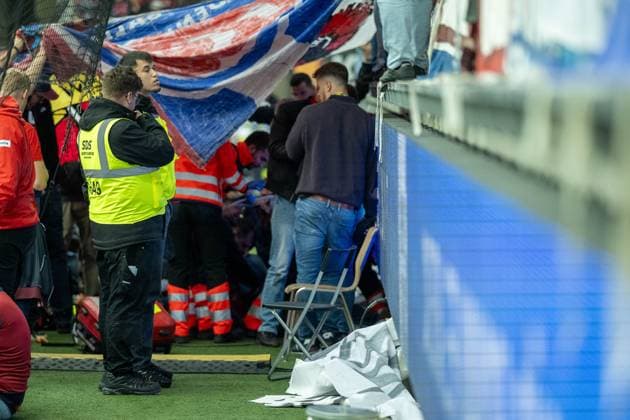Ein Ultra des FC Heidenheim ist vom Zaun der Suedkurve gefallen und muss behandelt werden, GER, 1. FC Heidenheim vs. FC Augsburg, Fussball, Bundesliga, 5. Spieltag, Spielzeit 2025 2026, 27.09.2025, DFL DFB REGULATIONS PROHIBIT ANY USE OF PHOTOGRAPHS AS IMAGE SEQUENCES AND OR QUASI-VIDEO, GER, 1. FC Heidenheim vs. FC Augsburg, Fussball, Bundesliga, 5. Spieltag, Spielzeit 2025 2026, 27.09.2025 Heidenheim Copyright: xEibner-Pressefotox EP_EER