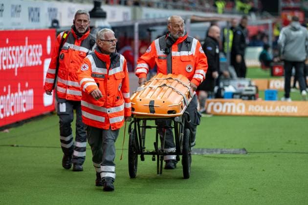Ein Ultra des FC Heidenheim ist vom Zaun der Suedkurve gefallen und muss behandelt werden, GER, 1. FC Heidenheim vs. FC Augsburg, Fussball, Bundesliga, 5. Spieltag, Spielzeit 2025 2026, 27.09.2025, DFL DFB REGULATIONS PROHIBIT ANY USE OF PHOTOGRAPHS AS IMAGE SEQUENCES AND OR QUASI-VIDEO, GER, 1. FC Heidenheim vs. FC Augsburg, Fussball, Bundesliga, 5. Spieltag, Spielzeit 2025 2026, 27.09.2025 Heidenheim Copyright: xEibner-Pressefotox EP_EER