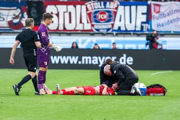 Betreuer kuemmern sich um Jan Schoeppner 3 (1FC Heidenheim 1846), mit Referee Schiedsrichter Tobias Welz und Finn Dahmen 1 (FC Augsburg), 1. FC Heidenheim 1846 vs. FC Augsburg, DFL, Bundesliga, Saison 2025 2026, Voith Arena, Hinrunde, 5. Spieltag, 27.09.2025 DFB regulations prohibit any use of photographs as image sequences and or quasi-video Heidenheim Baden-Wuerttemberg Deutschland