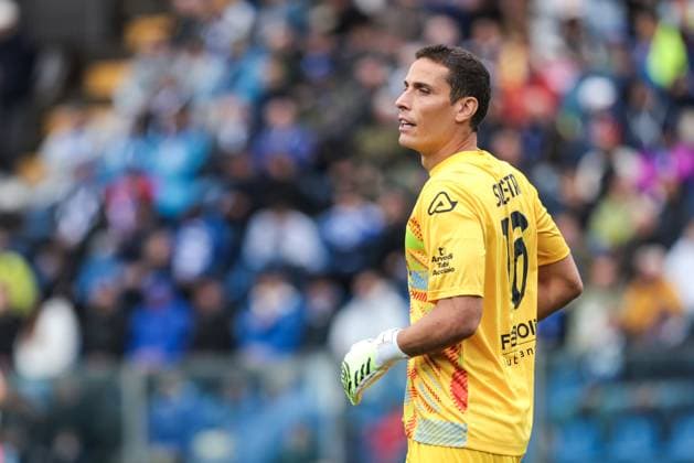 Como 1907 V US Cremonese - Serie A Marco Silvestri (US Cremonese) participates in the Serie A football match between Como 1907 and US Cremonese in Como, Italy, on September 27, 2025, at Stadio Giuseppe Sinigaglia. Como Italy  Copyright: xEmanuelexComincinix originalFilename:comincini-como1907250927_npAYy.jpg