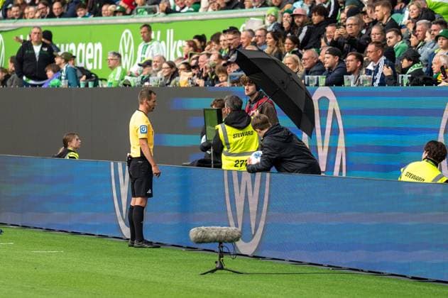 Deutschland: Fussball 1. Bundesliga, 6. Spieltag 2025 2026, VfL Wolfsburg-RB Leipzig am 27.09.2025 in Wolfsburg (Volkswagen-Arena): VAR-Check zum Elfmeter Copyright: xSvenxHeidmannx
