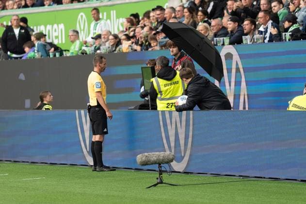 Deutschland: Fussball 1. Bundesliga, 6. Spieltag 2025 2026, VfL Wolfsburg-RB Leipzig am 27.09.2025 in Wolfsburg (Volkswagen-Arena): VAR-Check zum Elfmeter Copyright: xSvenxHeidmannx