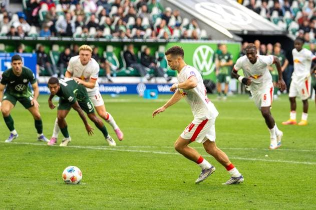 Deutschland: Fussball 1. Bundesliga, 6. Spieltag 2025 2026, VfL Wolfsburg-RB Leipzig am 27.09.2025 in Wolfsburg (Volkswagen-Arena): Christoph Baumgartner (RB Leipzig 14) tritt an zum Elfmeter Copyright: xSvenxHeidmannx