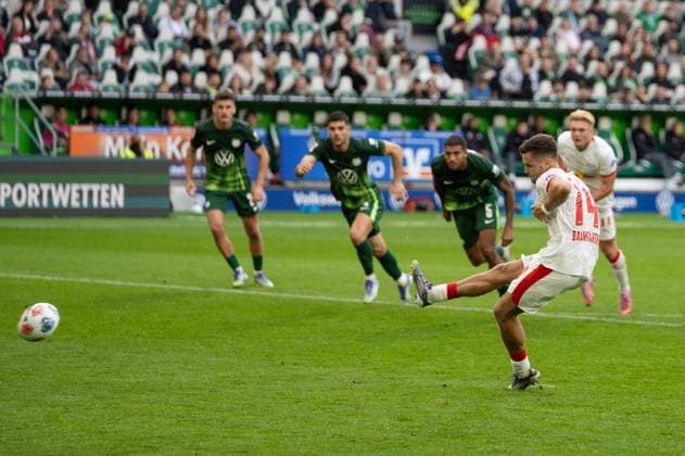 Deutschland: Fussball 1. Bundesliga, 6. Spieltag 2025 2026, VfL Wolfsburg-RB Leipzig am 27.09.2025 in Wolfsburg (Volkswagen-Arena): Christoph Baumgartner (RB Leipzig 14) tritt an zum Elfmeter Copyright: xSvenxHeidmannx