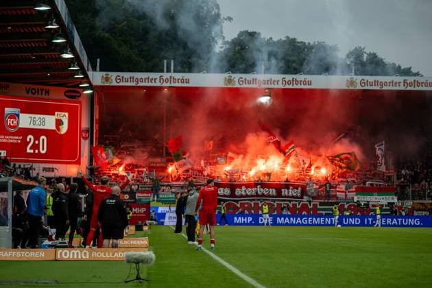 Pyro, Bengalo, GER, 1. FC Heidenheim vs. FC Augsburg, Fussball, Bundesliga, 5. Spieltag, Spielzeit 2025 2026, 27.09.2025, DFL DFB REGULATIONS PROHIBIT ANY USE OF PHOTOGRAPHS AS IMAGE SEQUENCES AND OR QUASI-VIDEO, GER, 1. FC Heidenheim vs. FC Augsburg, Fussball, Bundesliga, 5. Spieltag, Spielzeit 2025 2026, 27.09.2025 Heidenheim Copyright: xEibner-Pressefotox EP_EER