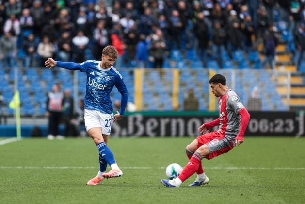 Como 1907 V US Cremonese - Serie A Stefan Posch (Como 1907) participates in the Serie A football match between Como 1907 and US Cremonese in Como, Italy, on September 27, 2025, at Stadio Giuseppe Sinigaglia. Como Italy  Copyright: xEmanuelexComincinix originalFilename:comincini-como1907250927_npZDo.jpg