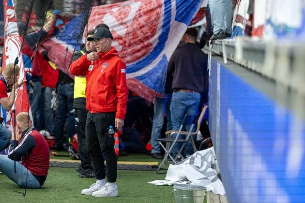 Ein Ultra des FC Heidenheim ist vom Zaun der Suedkurve gefallen und muss behandelt werden, GER, 1. FC Heidenheim vs. FC Augsburg, Fussball, Bundesliga, 5. Spieltag, Spielzeit 2025 2026, 27.09.2025, DFL DFB REGULATIONS PROHIBIT ANY USE OF PHOTOGRAPHS AS IMAGE SEQUENCES AND OR QUASI-VIDEO, GER, 1. FC Heidenheim vs. FC Augsburg, Fussball, Bundesliga, 5. Spieltag, Spielzeit 2025 2026, 27.09.2025 Heidenheim Copyright: xEibner-Pressefotox EP_EER