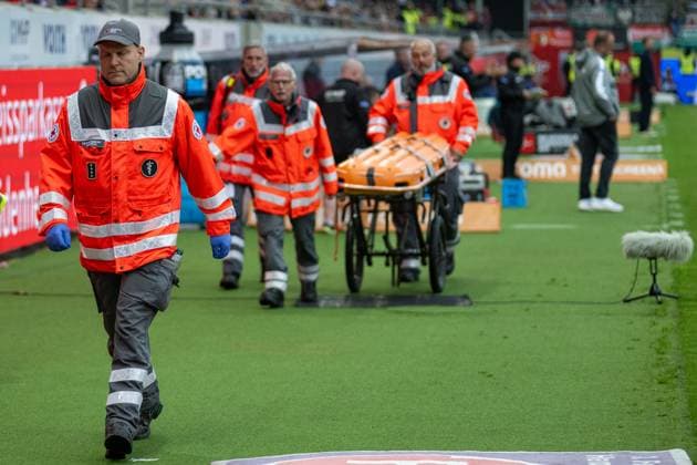 Ein Ultra des FC Heidenheim ist vom Zaun der Suedkurve gefallen und muss behandelt werden, GER, 1. FC Heidenheim vs. FC Augsburg, Fussball, Bundesliga, 5. Spieltag, Spielzeit 2025 2026, 27.09.2025, DFL DFB REGULATIONS PROHIBIT ANY USE OF PHOTOGRAPHS AS IMAGE SEQUENCES AND OR QUASI-VIDEO, GER, 1. FC Heidenheim vs. FC Augsburg, Fussball, Bundesliga, 5. Spieltag, Spielzeit 2025 2026, 27.09.2025 Heidenheim Copyright: xEibner-Pressefotox EP_EER