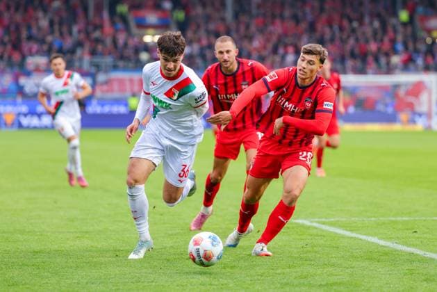 Mert Kömür (36, FC Augsburg) und Luca Kerber (20, 1.FC Heidenheim) beim Spiel zwischen 1.FC Heidenheim v FC Augsburg, Fußball, Herren, Bundesliga, 2025 2026, 5.Spieltag am 27.09.2025 in Heidenheim an der Brenz, Voith-Arena. DFL and DFB regulations prohibit any use of photographs as image sequences and or quasi-video. Baden-Württemberg Deutschland