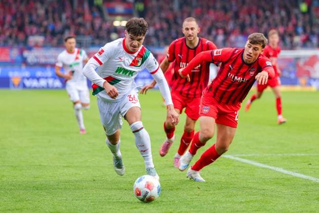 Mert Kömür (36, FC Augsburg) und Luca Kerber (20, 1.FC Heidenheim) beim Spiel zwischen 1.FC Heidenheim v FC Augsburg, Fußball, Herren, Bundesliga, 2025 2026, 5.Spieltag am 27.09.2025 in Heidenheim an der Brenz, Voith-Arena. DFL and DFB regulations prohibit any use of photographs as image sequences and or quasi-video. Baden-Württemberg Deutschland