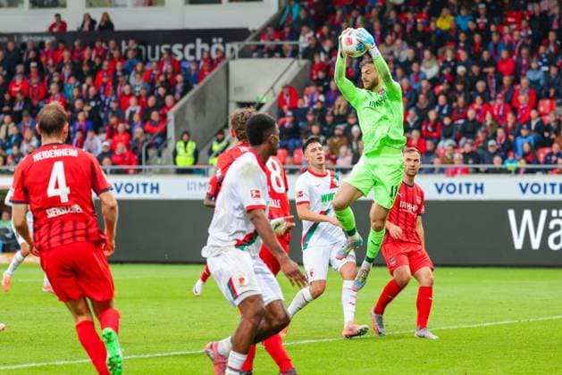Diant Ramaj (41, 1.FC Heidenheim), halt den Ball sicher beim Spiel zwischen 1.FC Heidenheim v FC Augsburg, Fußball, Herren, Bundesliga, 2025 2026, 5.Spieltag am 27.09.2025 in Heidenheim an der Brenz, Voith-Arena. DFL and DFB regulations prohibit any use of photographs as image sequences and or quasi-video. Baden-Württemberg Deutschland