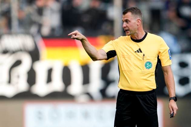 Florian Lechner (Schiedsrichter), gibt Anweisungen, gestikuliert, mit den Armen gestikulieren, Einzelbild, Einzelfoto, Aktion, Action, 27.09.2025, Mannheim (Deutschland), Fussball, 3. Liga, SV Waldhof Mannheim - Rot-Weiss Essen, DFB DFL REGULATIONS PROHIBIT ANY USE OF PHOTOGRAPHS AS IMAGE SEQUENCES AND OR QUASI-VIDEO.