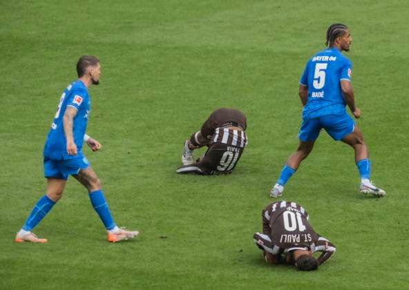 Sport Bilder des Tages FC St Pauli vs Bayer Leverkusen 1:2 27.09.2025 Millerntor Stadion, BundesLigaspiel, 1. Bundesliga, FC St Pauli vs Bayer Leverkusen 1:2 im Bild: Obwohl die bessere Mannschaft verloren! Robert Andrich und Loic Bade Bayer Leverkusen gege Joel Chima Fujita und Daniel Sinani FC St Pauli Â