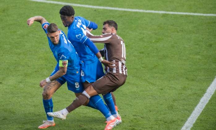 FC St Pauli vs Bayer Leverkusen 1:2 27.09.2025 Millerntor Stadion, BundesLigaspiel, 1. Bundesliga, FC St Pauli vs Bayer Leverkusen 1:2 im Bild: Wie auf dem Foto wollte der FC st Pauli Bayer Leverkusen ein Bein stellen! Daniel Oppie FC St Pauli gegen Robert Andrich und Axel Tape Bayer Leverkusen Â