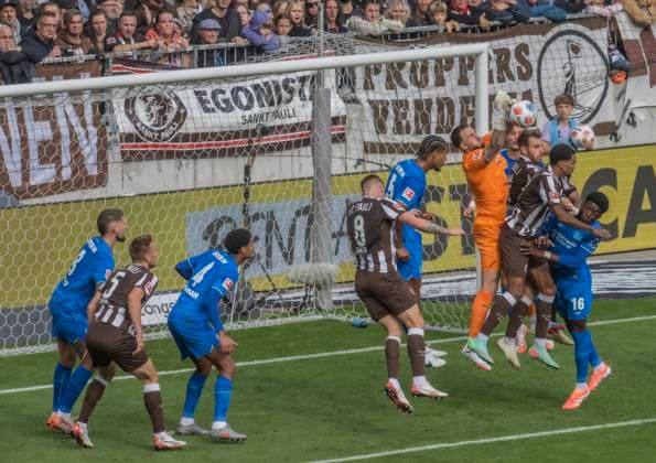 FC St Pauli vs Bayer Leverkusen 1:2 27.09.2025 Millerntor Stadion, BundesLigaspiel, 1. Bundesliga, FC St Pauli vs Bayer Leverkusen 1:2 im Bild: Nach einer Eck für den FC St Pauli gibt es Unruhe im Leverkusener Strafraum! Loic Bade und Torhüter Mark Flekken Bayer Leverkusen bekommen den Ball nicht unter Kontrolle links wartet schon der Torschütze Hauke Wahl FC St Pauli Â
