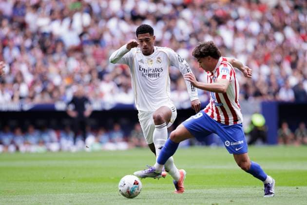 LA LIGA EA Sports - Atletico de Madrid vs Real Madrid MADRID,SPAIN - 27 September: Julian Alvarez of Atletico de Madrid and Jude Bellingham of Real Madrid fight for the ball during the La Liga 2025 26 match between Atletico de Madrid and Real Madrid at Riyadh Air Metropolitano Stadium. (Photo by Guillermo Martinez) Madrid Riyadh Air Metropolitano Stadium Spain Copyright: xGuillermoxMartinezx