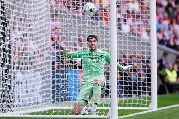 Sport Bilder des Tages LA LIGA EA Sports - Atletico de Madrid vs Real Madrid MADRID,SPAIN - 27 September: Thibaut Courtois of Real Madrid in action during the La Liga 2025 26 match between Atletico de Madrid and Real Madrid at Riyadh Air Metropolitano Stadium. (Photo by Guillermo Martinez) Madrid Riyadh Air Metropolitano Stadium Spain Copyright: xGuillermoxMartinezx