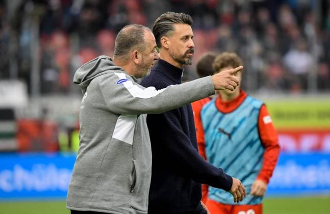 27.09.2025, xemx, Fussball 1.Bundesliga, 1.FC Heidenheim - FC Augsburg v.l. Mannschaft, Spieler, enttaeuscht, enttaeuscht schauend nach Spielende, dissapointed at the end of the match Cheftrainer Sandro Wagner (FC Augsburg) Cheftrainer Frank Schmidt (1.FC Heidenheim) (DFL DFB REGULATIONS PROHIBIT ANY USE OF PHOTOGRAPHS as IMAGE SEQUENCES and or QUASI-VIDEO) Heidenheim