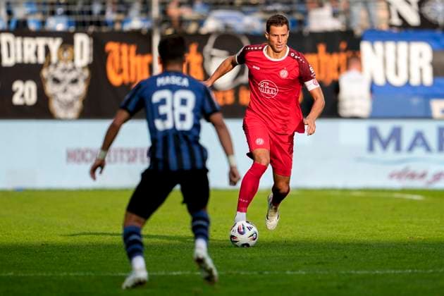 v.li.: Francisco Mascarenhas (Masca, SVWM, 38), Michael Schultz (Essen, 4), Aktion, Action, Spielszene, 27.09.2025, Mannheim (Deutschland), Fussball, 3. Liga, SV Waldhof Mannheim - Rot-Weiss Essen, DFB DFL REGULATIONS PROHIBIT ANY USE OF PHOTOGRAPHS AS IMAGE SEQUENCES AND OR QUASI-VIDEO.