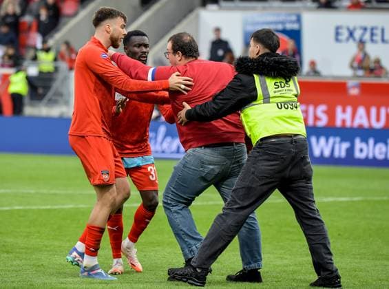 27.09.2025, xemx, Fussball 1.Bundesliga, 1.FC Heidenheim - FC Augsburg v.l. Auseinandersetzungen nach dem Spiel mit Fans, Spieler, Trainer Cheftrainer Frank Schmidt (1.FC Heidenheim) (DFL DFB REGULATIONS PROHIBIT ANY USE OF PHOTOGRAPHS as IMAGE SEQUENCES and or QUASI-VIDEO) Heidenheim