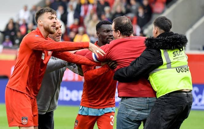 27.09.2025, xemx, Fussball 1.Bundesliga, 1.FC Heidenheim - FC Augsburg v.l. Auseinandersetzungen nach dem Spiel mit Fans, Spieler, Trainer Cheftrainer Frank Schmidt (1.FC Heidenheim) (DFL DFB REGULATIONS PROHIBIT ANY USE OF PHOTOGRAPHS as IMAGE SEQUENCES and or QUASI-VIDEO) Heidenheim