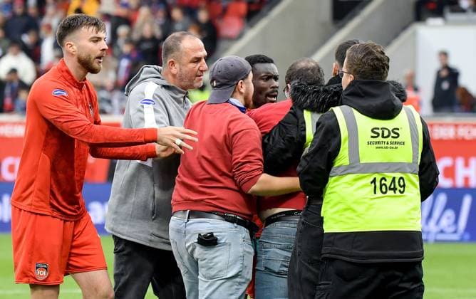27.09.2025, xemx, Fussball 1.Bundesliga, 1.FC Heidenheim - FC Augsburg v.l. Auseinandersetzungen nach dem Spiel mit Fans, Spieler, Trainer Cheftrainer Frank Schmidt (1.FC Heidenheim) (DFL DFB REGULATIONS PROHIBIT ANY USE OF PHOTOGRAPHS as IMAGE SEQUENCES and or QUASI-VIDEO) Heidenheim