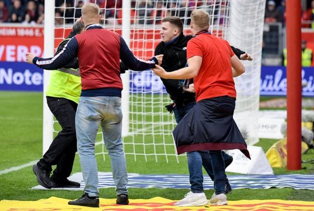 27.09.2025, xemx, Fussball 1.Bundesliga, 1.FC Heidenheim - FC Augsburg v.l. Auseinandersetzungen nach dem Spiel mit Fans, Spieler, Trainer Cheftrainer Frank Schmidt (1.FC Heidenheim) (DFL DFB REGULATIONS PROHIBIT ANY USE OF PHOTOGRAPHS as IMAGE SEQUENCES and or QUASI-VIDEO) Heidenheim