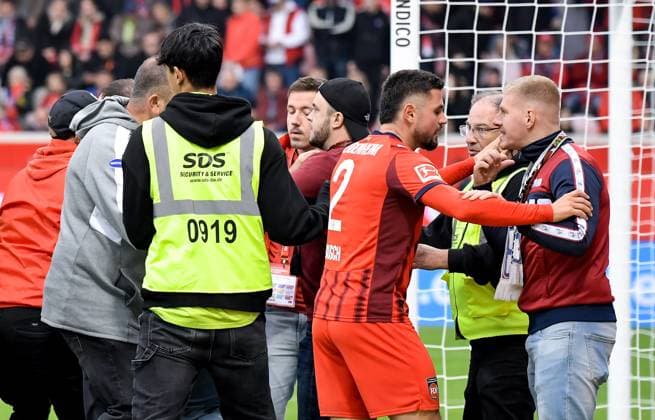 27.09.2025, xemx, Fussball 1.Bundesliga, 1.FC Heidenheim - FC Augsburg v.l. Auseinandersetzungen nach dem Spiel mit Fans, Spieler, Trainer Cheftrainer Frank Schmidt (1.FC Heidenheim) (DFL DFB REGULATIONS PROHIBIT ANY USE OF PHOTOGRAPHS as IMAGE SEQUENCES and or QUASI-VIDEO) Heidenheim