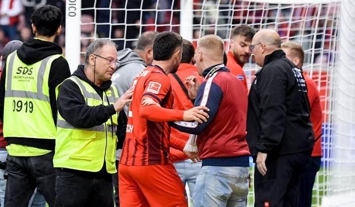 27.09.2025, xemx, Fussball 1.Bundesliga, 1.FC Heidenheim - FC Augsburg v.l. Auseinandersetzungen nach dem Spiel mit Fans, Spieler, Trainer Cheftrainer Frank Schmidt (1.FC Heidenheim) (DFL DFB REGULATIONS PROHIBIT ANY USE OF PHOTOGRAPHS as IMAGE SEQUENCES and or QUASI-VIDEO) Heidenheim