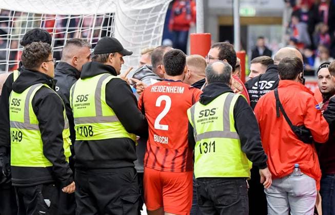 27.09.2025, xemx, Fussball 1.Bundesliga, 1.FC Heidenheim - FC Augsburg v.l. Auseinandersetzungen nach dem Spiel mit Fans, Spieler, Trainer Cheftrainer Frank Schmidt (1.FC Heidenheim) (DFL DFB REGULATIONS PROHIBIT ANY USE OF PHOTOGRAPHS as IMAGE SEQUENCES and or QUASI-VIDEO) Heidenheim